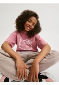 Reserved - T-shirt oversize Hello Kitty - fioletowy. Kolor: fioletowy. Materiał: bawełna. Wzór: motyw z bajki