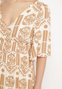Born2be - Ciemnobeżowa Sukienka Wiskozowa Rozkloszowana z Odkrytymi Plecami w Print Boho Turaisa. Okazja: na co dzień. Typ kołnierza: dekolt w kształcie V. Kolor: beżowy. Materiał: wiskoza. Długość rękawa: długi rękaw. Wzór: nadruk. Typ sukienki: rozkloszowane, proste. Styl: boho #5