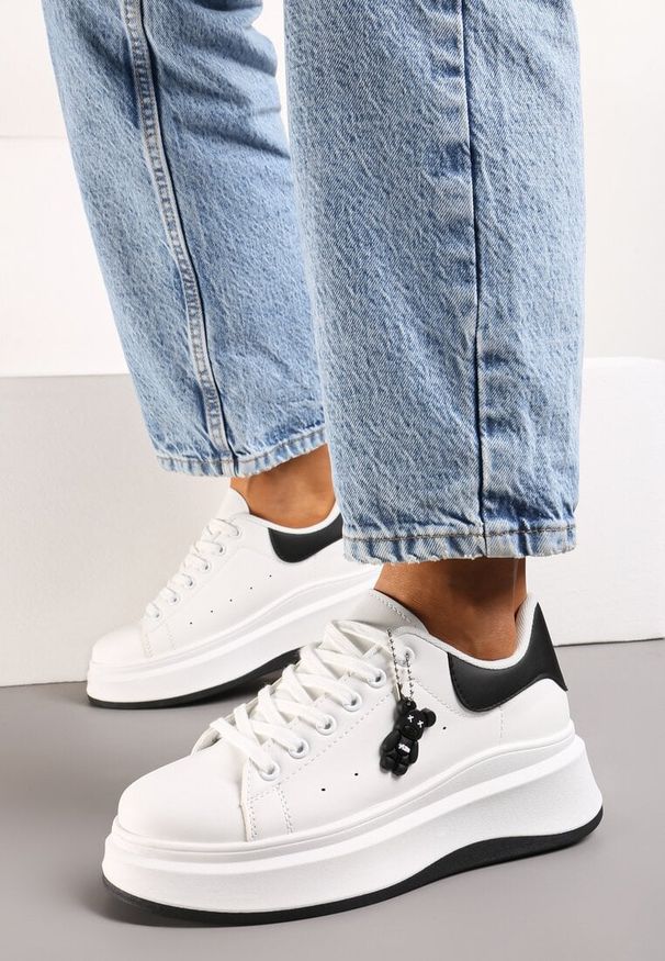 Renee - Biało-Czarne Sneakersy na Platformie z Perforacją z Zawieszką Misia Seelin. Okazja: na co dzień. Kolor: biały. Materiał: skóra, dzianina. Obcas: na platformie. Wysokość obcasa: średni