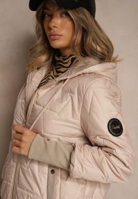 Renee - Złoto-Różowa Kurtka z Pikowanymi Przeszyciami Kapturem i Warstwowymi Rękawami Tulamia. Okazja: na co dzień. Kolor: złoty. Materiał: jeans. Styl: casual