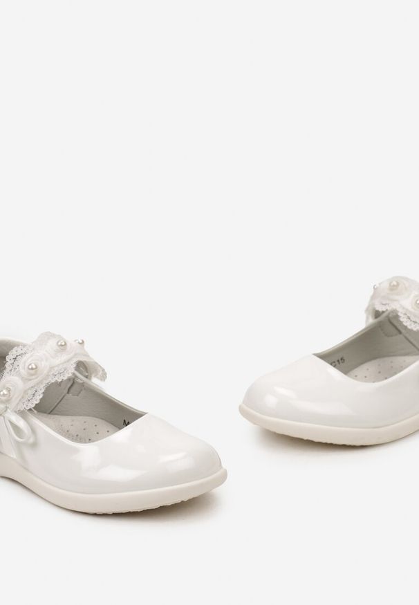 Born2be - Białe Balerinki Lakierowane ze Skórzaną Wkładką i Perełkami Guxaria. Kolor: biały. Materiał: lakier, skóra. Styl: elegancki