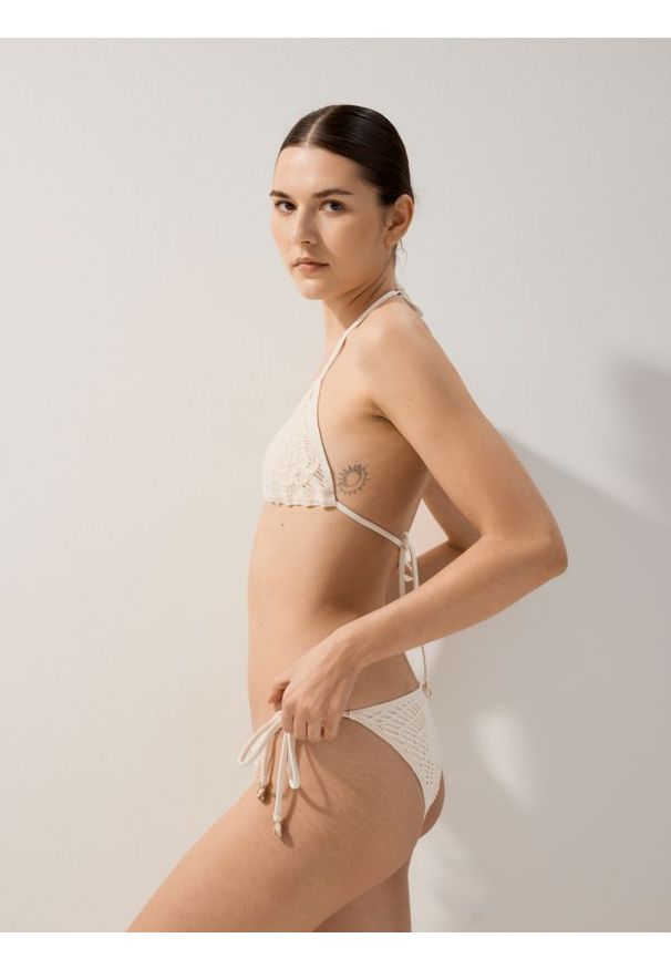 Reserved - Dół od bikini - kremowy. Stan: obniżony. Kolor: kremowy. Materiał: dzianina