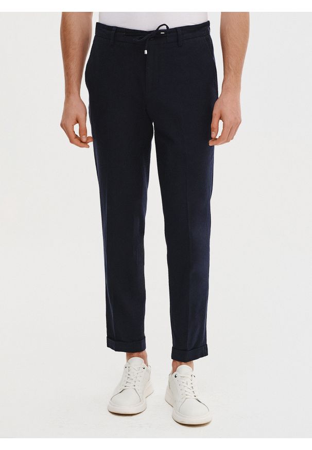 Pako Lorente - PAKO LORENTE - Granatowe spodnie męskie z lnem. Kolor: niebieski. Materiał: len. Wzór: gładki. Sezon: wiosna