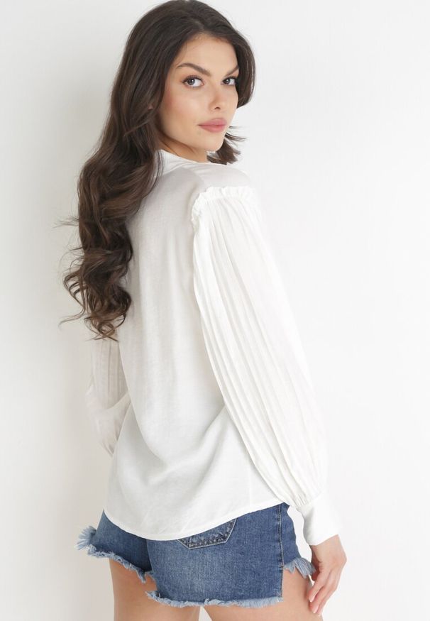 Born2be - Biała Koszula z Plisowanymi Rękawami Leophone. Okazja: na co dzień. Kolor: biały. Długość rękawa: długi rękaw. Długość: długie. Styl: casual, elegancki