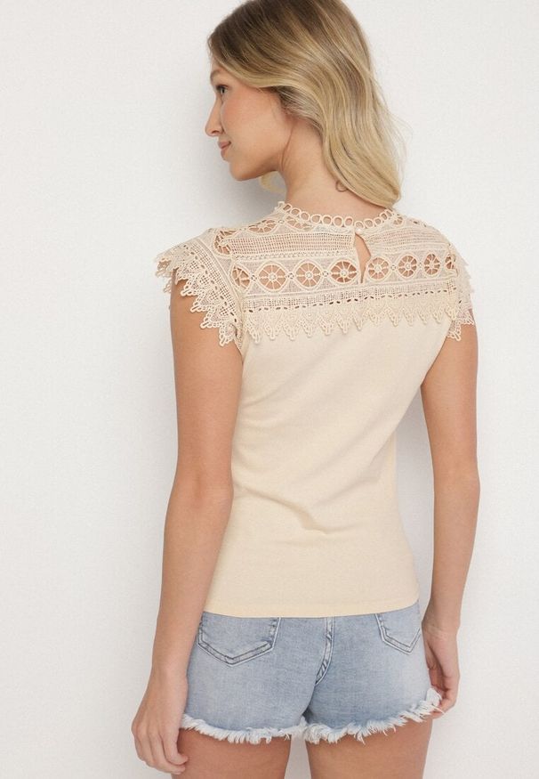Born2be - Beżowy Top z Bawełny Ozdobiony Koronką Liriona. Okazja: na co dzień. Kolor: beżowy. Materiał: koronka, bawełna. Wzór: aplikacja, koronka. Styl: elegancki, casual