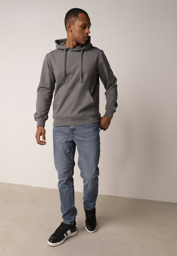Born2be - Ciemnoszara Bluza z Kapturem i Kieszenią Typu Kangur Aqialei. Okazja: na co dzień. Typ kołnierza: kaptur. Kolor: szary. Materiał: jeans, dresówka. Wzór: gładki. Styl: casual