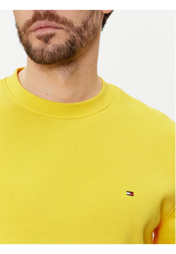 TOMMY HILFIGER - Tommy Hilfiger Bluza Flag Logo MW0MW32735 Żółty Regular Fit. Kolor: żółty. Materiał: bawełna