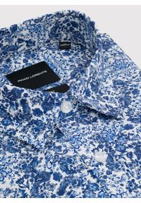 Pako Lorente - PAKO LORENTE - Koszula męska w niebieskie kwiaty. Typ kołnierza: kołnierzyk klasyczny. Kolor: niebieski. Materiał: bawełna, elastan. Długość rękawa: długi rękaw. Długość: długie. Wzór: kwiaty. Styl: młodzieżowy, klasyczny #3