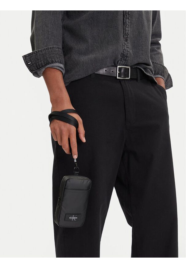 Calvin Klein Saszetka Utility Phone Crossbody LV04D1136G Czarny. Kolor: czarny. Materiał: materiał