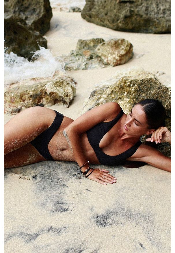 MUUV Figi kąpielowe Seam Bikini kolor czarny. Kolor: czarny. Materiał: materiał, prążkowany