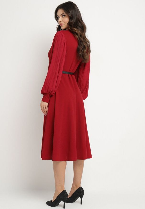 Born2be - Bordowa Rozkloszowana Sukienka Kopertowa z Bufiastymi Rękawami i Paskiem Naliris. Okazja: na co dzień. Typ kołnierza: dekolt w kształcie V. Kolor: czerwony. Materiał: skóra. Typ sukienki: kopertowe. Styl: casual