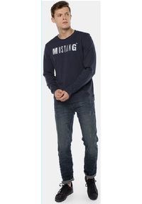 Mustang - LONGSLEEVE MĘSKI MUSTANG LOGO PRINT SWEATER BLUE NIGHTS 1004753 4085. Długość rękawa: długi rękaw. Wzór: nadruk