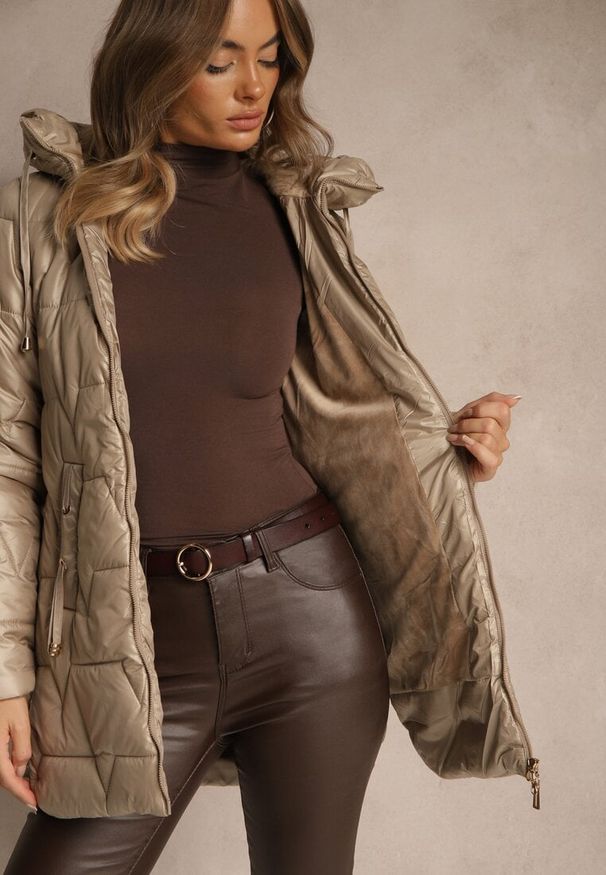 Renee - Beżowa Przejściowa Kurtka z Pikowanymi Przeszyciami Kapturem i Suwakami Taranessa. Okazja: na imprezę, na co dzień. Kolor: beżowy. Materiał: jeans, dzianina. Styl: klasyczny, casual, elegancki