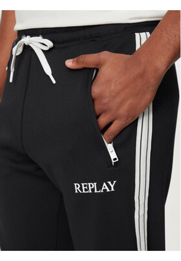 Replay Spodnie dresowe M9987.000.23590 Czarny Regular Fit. Kolor: czarny. Materiał: syntetyk