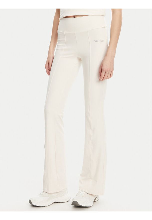Guess Spodnie dresowe V5RB15 KCD02 Écru Regular Fit. Materiał: syntetyk