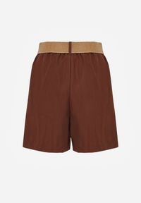 Renee - Brązowe Szorty Casual z Wiskozą High Waist Ozdobione Paskiem z Plecionki Kailee. Okazja: na co dzień. Stan: podwyższony. Kolor: brązowy. Materiał: wiskoza. Wzór: aplikacja. Styl: casual #2
