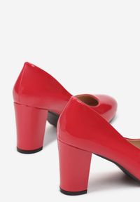 Renee - Czerwone Czółenka Agathene. Nosek buta: okrągły. Kolor: czerwony. Materiał: lakier. Obcas: na obcasie. Styl: klasyczny, elegancki, wizytowy. Wysokość obcasa: średni #5
