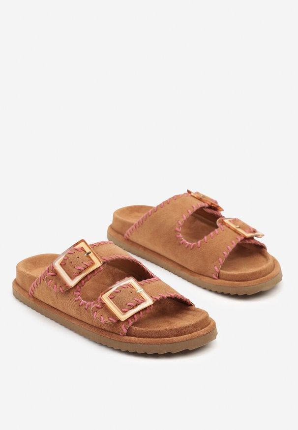 Born2be - Jasnobrązowe Klapki z Imitacji Zamszu z Paskami z Klamrami Zdobionymi Przeszyciami Nalisha. Okazja: na co dzień. Kolor: brązowy. Materiał: zamsz. Wzór: aplikacja. Obcas: na płaskiej podeszwie. Styl: klasyczny, elegancki, casual