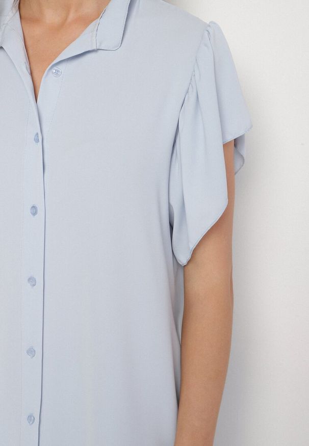 Born2be - Jasnoniebieska Sukienka Koszulowa z Guzikami i Falbankami Tenalena. Okazja: na co dzień. Typ kołnierza: kołnierz z falbankami. Kolor: niebieski. Typ sukienki: koszulowe. Styl: casual, elegancki, sportowy