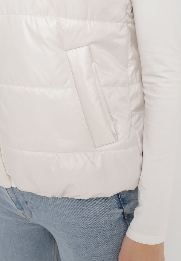 Born2be - Biała Kamizelka z Odpinanym Kapturem i Kieszeniami Pikowana Aggevia. Kolor: biały