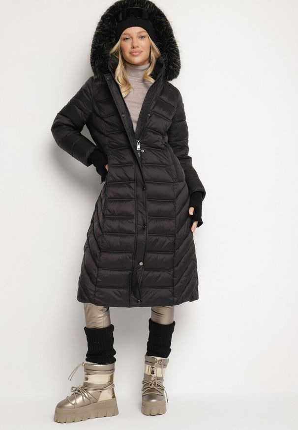 Born2be - Czarna Pikowana Kurtka Zimowa o Długim Kroju z Odpinanym Kapturem z Futrem Mintoria. Okazja: na co dzień. Kolor: czarny. Materiał: futro. Długość: długie. Sezon: zima. Styl: casual, elegancki