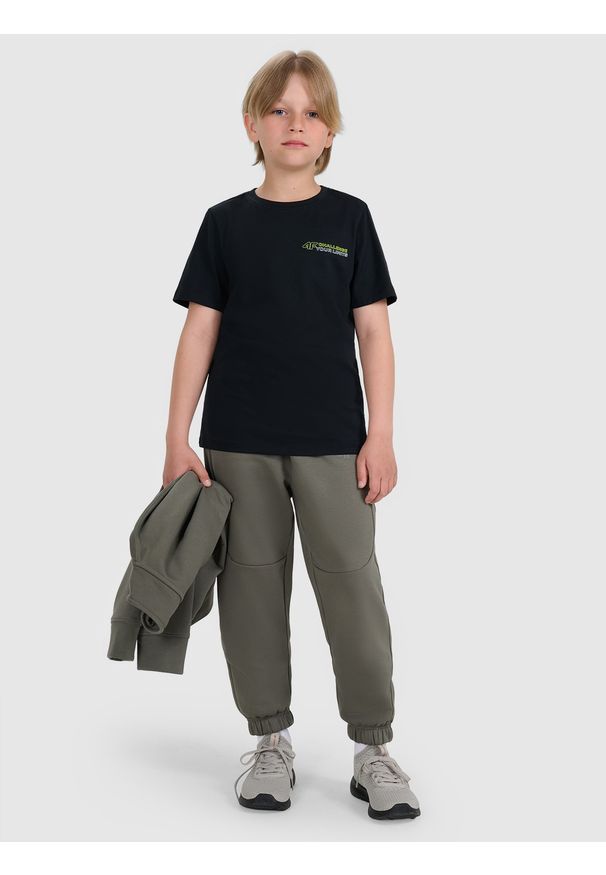 4f - 4F T-shirt regular z nadrukiem chłopięcy - czarny 140 (9-10 lat). Okazja: na co dzień. Kolor: czarny. Materiał: dzianina, jersey, bawełna. Długość rękawa: krótki rękaw. Długość: krótkie. Wzór: nadruk. Sezon: lato. Styl: casual, klasyczny, sportowy