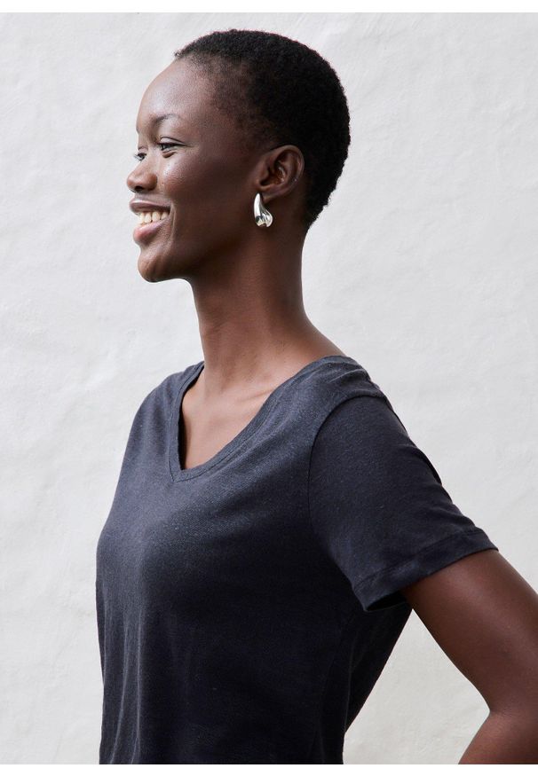 bonprix - T-shirt z czystego lnu. Typ kołnierza: dekolt w serek. Kolor: czarny. Materiał: len. Sezon: lato. Styl: elegancki