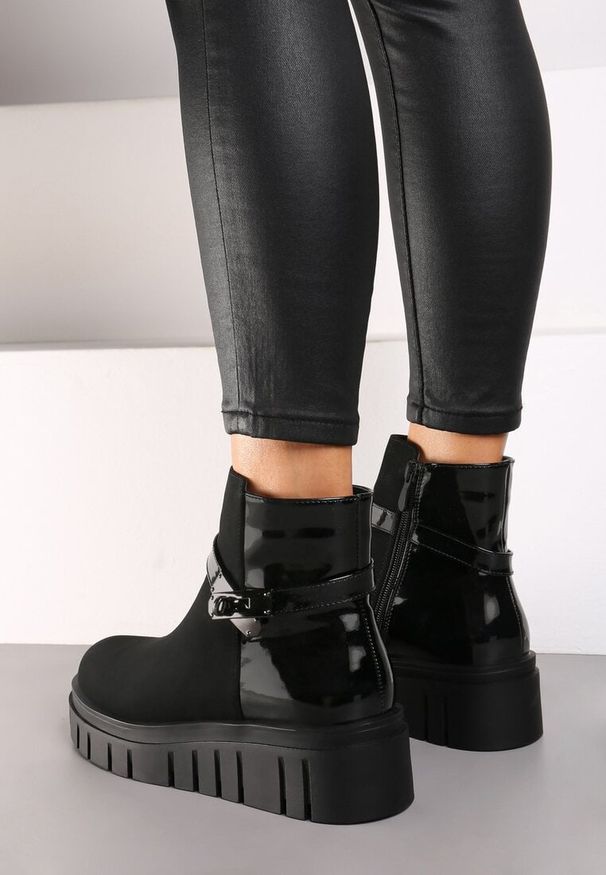 Born2be - Czarne Botki Sztyblety na Grubej Podeszwie z Ozdobną Klamrą Gigina. Okazja: na co dzień. Zapięcie: klamry. Kolor: czarny. Materiał: jeans. Styl: elegancki, casual