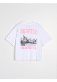 Sinsay - Bawełniana koszulka z nadrukiem na plecach - biały. Kolor: biały. Materiał: bawełna. Wzór: nadruk #1