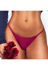 Intica - Stringi z haftem eleganckie i wygodne Isabeau. Kolor: czerwony. Materiał: materiał. Wzór: haft