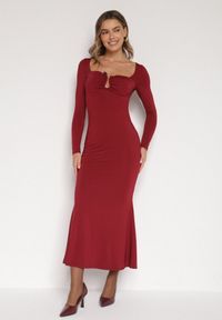 Born2be - Bordowa Koktajlowa Sukienka z Wiskozą i Metaliczną Ozdobą Refare. Okazja: na imprezę. Kolor: czerwony. Materiał: wiskoza. Wzór: aplikacja. Styl: wizytowy #5