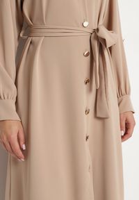 Born2be - Beżowa Koszulowa Sukienka z Podpinanymi Rękawami i Dodatkowym Wiązanym Paskiem Ivandria. Okazja: na co dzień. Kolor: beżowy. Typ sukienki: koszulowe. Styl: casual, klasyczny #4