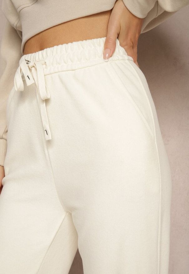Renee - Jasnobeżowe Spodnie z Dodatkiem Wiskozy High Waist o Szerokim Kroju ze Sznurkami Isnia. Okazja: na co dzień. Stan: podwyższony. Kolor: beżowy. Materiał: wiskoza. Styl: elegancki, casual, klasyczny