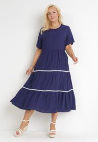 Born2be - Granatowa Rozkloszowana Sukienka Maxi Wiązana z Tyłu Zathia. Kolor: niebieski. Materiał: materiał. Wzór: ażurowy. Długość: maxi #1