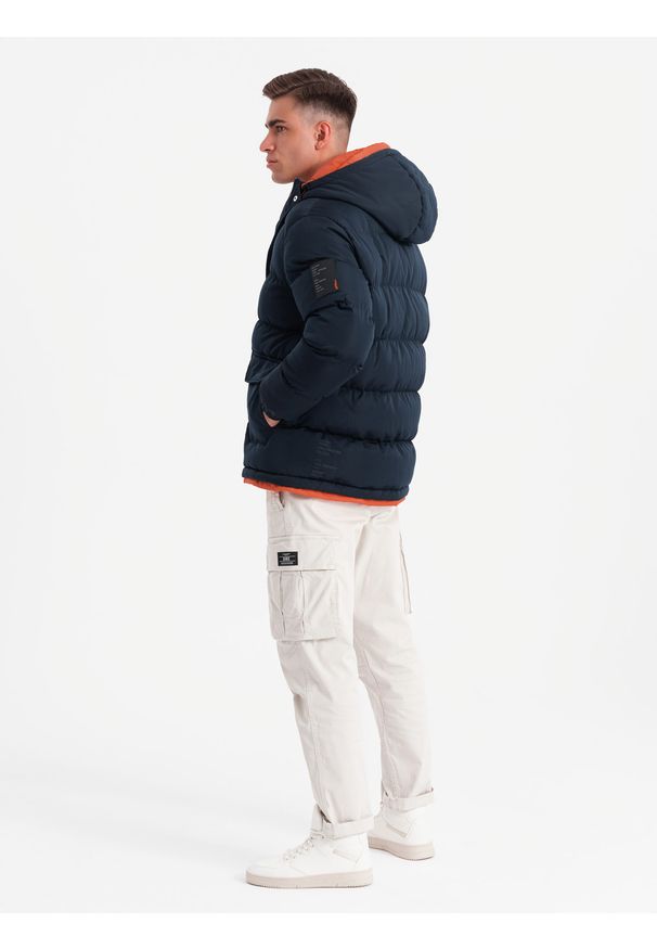 Ombre Clothing - Ciepła sportowa kurtka męska z podwójnym kapturem – granatowa V2 OM-JAHP-0208 - XXL. Kolor: niebieski. Materiał: syntetyk, tkanina, poliester, materiał. Długość: długie. Wzór: aplikacja, nadruk, napisy. Styl: sportowy