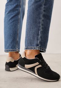 Renee - Czarne Sneakersy Casual z Imitacji Zamszu z Geometrycznymi Wstawkami na Boku Sadiqa. Okazja: na co dzień. Wysokość cholewki: przed kostkę. Zapięcie: sznurówki. Kolor: czarny. Materiał: zamsz. Szerokość cholewki: normalna. Wzór: geometria #1