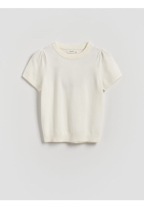 Reserved - Sweter z krótkim rękawem - złamana biel. Materiał: wiskoza, dzianina. Długość rękawa: krótki rękaw. Długość: krótkie