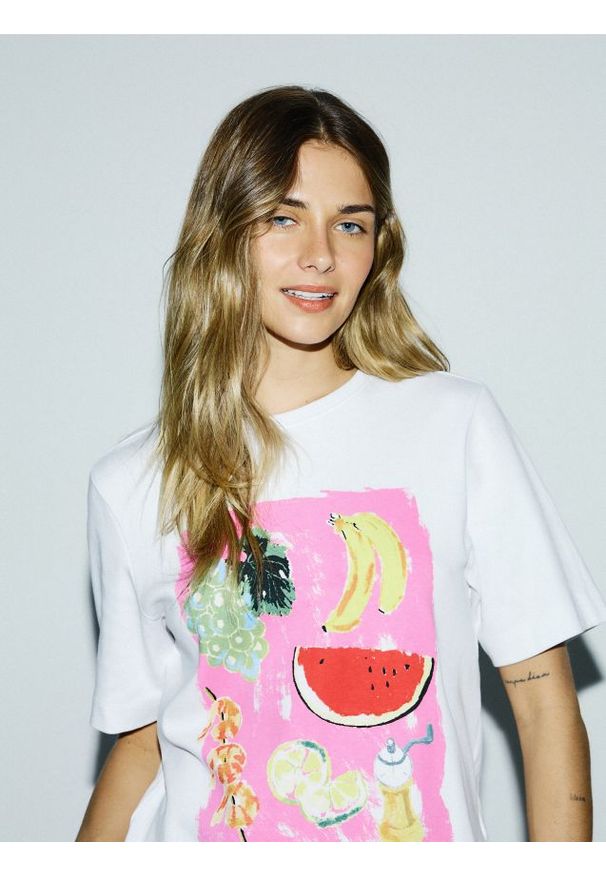 Reserved - Bawełniany t-shirt z nadrukiem - biały. Kolor: biały. Materiał: bawełna. Wzór: nadruk