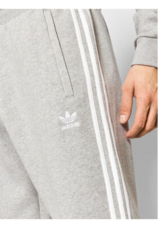Adidas - adidas Spodnie dresowe Classics GN3530 Szary Fitted Fit. Kolor: szary. Materiał: bawełna