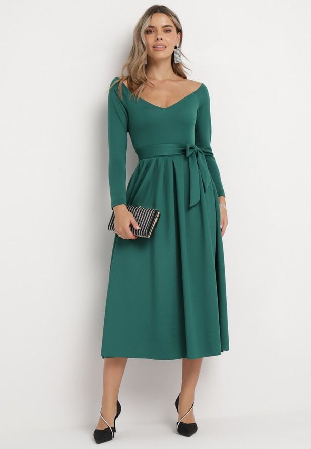 Born2be - Zielona Rozkloszowana Sukienka Midi z Paskiem i Trójkątnym Dekoltem Lunasky. Kolor: zielony. Długość: midi