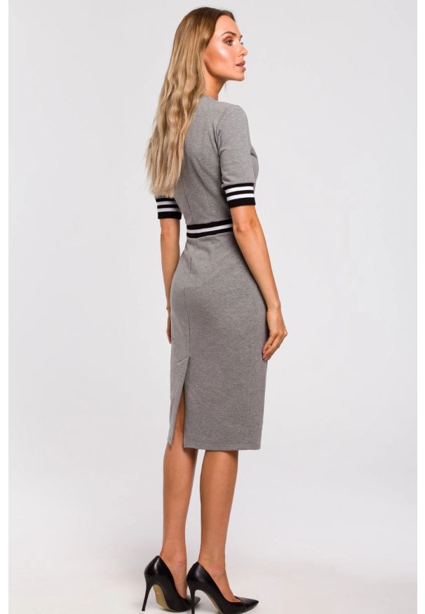 Sukienki.shop - Sukienka dzianinowa dopasowana bawełniana z lampasami szara. Okazja: na co dzień, do pracy. Kolor: szary. Materiał: dzianina, bawełna. Typ sukienki: ołówkowe, sportowe. Styl: casual, elegancki, sportowy