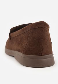 Renee - Brązowe Mokasyny z Imitacji Zamszu Zdobione Zawieszką i Przeszyciem Aezoris. Okazja: na co dzień. Kolor: brązowy. Materiał: zamsz. Wzór: aplikacja. Styl: casual, elegancki #4