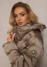 Renee - Ciemnobeżowa Kurtka z Klasycznym Pikowaniem i Wiązanym Paskiem Aldomisia. Kolor: beżowy. Materiał: materiał. Styl: klasyczny #4