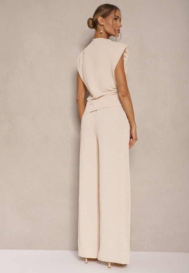 Renee - Jasnobeżowy Komplet Bluzka z Poduszkami w Ramionach i Proste Spodnie z Gumką w Pasie Divanes. Kolor: beżowy