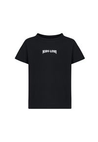KIDS LOVE - Czarny t-shirt z kontrastowym logo Menfi. Okazja: na co dzień. Kolor: czarny. Materiał: bawełna. Wzór: aplikacja. Styl: klasyczny, casual