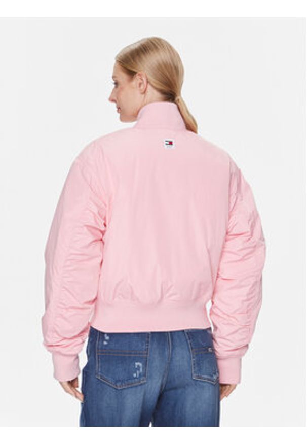 Tommy Jeans Kurtka bomber Classics DW0DW17240 Różowy Regular Fit. Kolor: różowy. Materiał: syntetyk