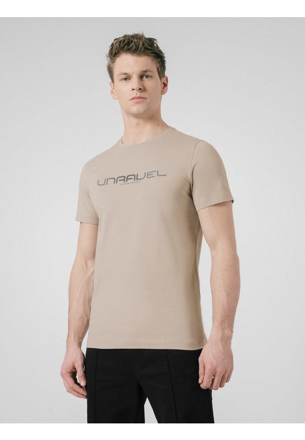 4f - T-shirt regular z nadrukiem męski. Kolor: beżowy. Materiał: dzianina, bawełna. Wzór: nadruk