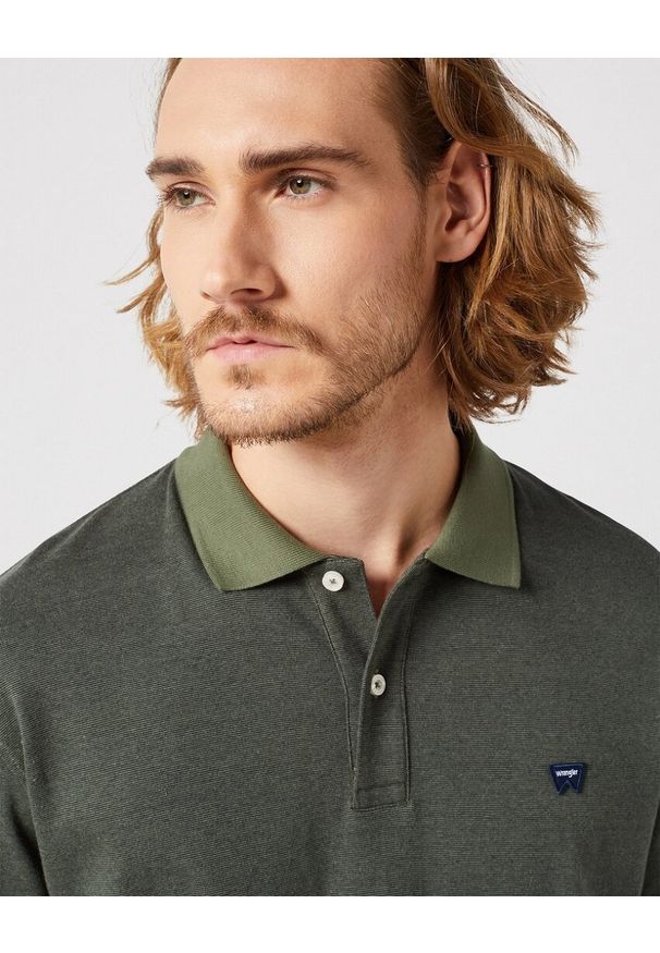 Wrangler - MĘSKA KOSZULKA POLO POLÓWKA WRANGLER POLO SHIRT DUSTY OLIVE 112350410 W709013993. Typ kołnierza: polo