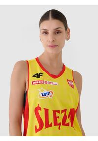 4f - 4F Koszulka meczowa replika domowa z sezonu 2024/25 damska 4F x Ślęza Wrocław - multikolor M. Typ kołnierza: dekolt w serek. Kolor: wielokolorowy. Materiał: dzianina, włókno, materiał, syntetyk. Wzór: gładki, nadruk, ze splotem. Sport: koszykówka, fitness