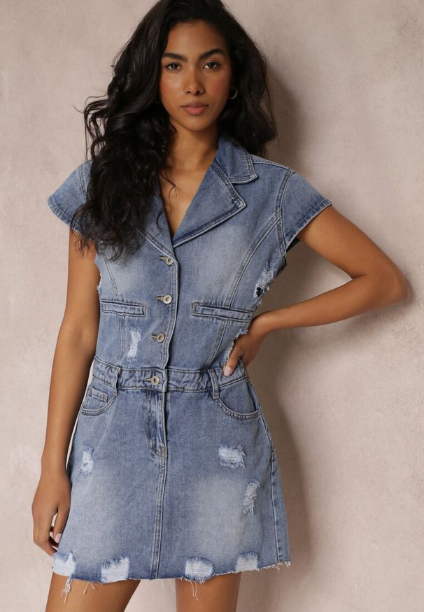 Renee - Niebieska Sukienka Mini z Jeansu z Dziurami i Dużym Kołnierzem Victori. Kolor: niebieski. Materiał: jeans. Długość rękawa: krótki rękaw. Sezon: lato, wiosna. Długość: mini